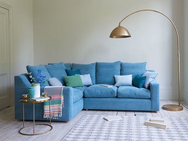 Tay vịn uốn lượn mềm mại tạo nên vẻ đẹp duyên dáng của sofa và mang lại cảm giác thoải mái cho người dùng khi tựa vào