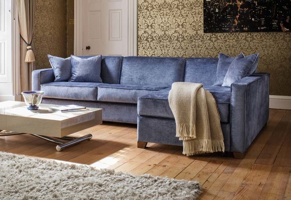 Sắc xanh cô ban nổi bật của sofa góc trở thành điểm nhấn nổi bật của không gian phòng khách ấm áp. 