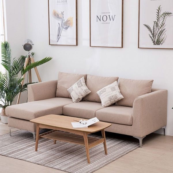 Bạn có thể kết hợp sofa với một chiếc bàn cà phê nhỏ để tạo nên một góc thư giãn cực chill cho chính mình. 