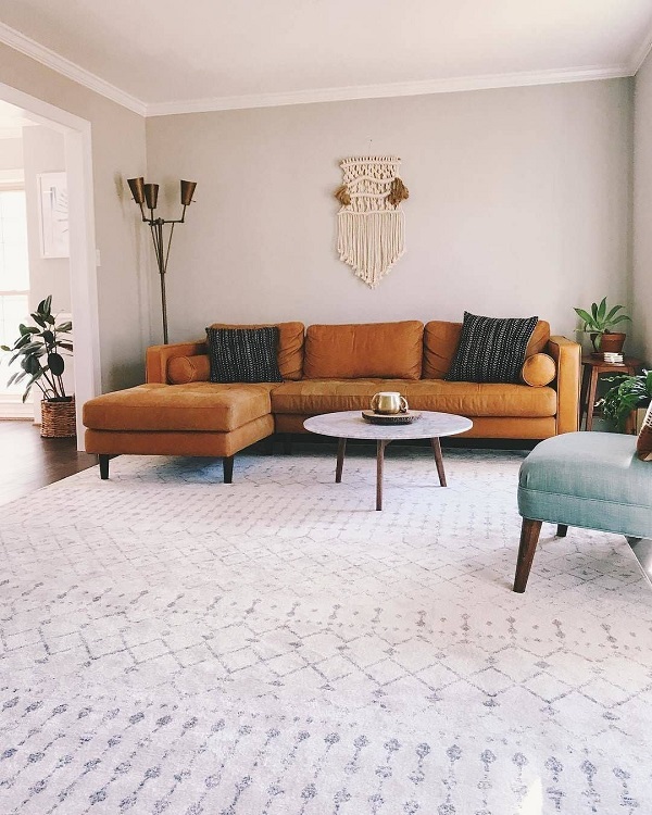 Bạn có thể kết hợp sofa góc chữ L với bàn tròn và thảm trải sàn để mang lại hiệu quả thẩm mỹ cao nhất. 