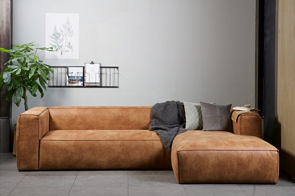 Sofa góc chữ L được kê sát mép tường, giúp tiết kiệm tối đa không gian sống cho gia đình bạn. 