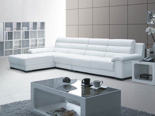 Thiết kế chân vuông vức, màu đen tạo cảm giác không chân, mẫu sofa góc L còn có đệm lưng 2 ngấn giúp cho gia chủ có cảm giác được mát xa thư giãn.