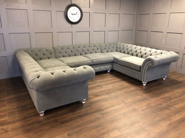 Mẫu sofa này với chân ghế tuy thấp nhưng lực đỡ rất lớn, mang lại cảm giác vững chãi và giữ vững độ bền cho sản phẩm.