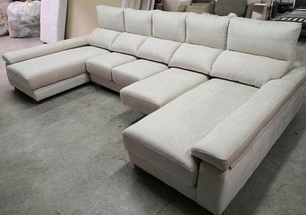 Thiết kế giấu chân đặc biệt cùng vải nỉ nhung màu trắng phong phú, đây sẽ là mẫu sofa với sự lựa chọn đúng đắn cho những không gian phòng khách hoặc văn phòng tiếp khách.