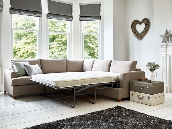 Tuy chỉ là một phần kéo ra từ phần đệm ngồi từ đệm ghế sofa góc giường nhưng chiếc giường này lại khá chắc chắn, có độ an toàn cao nhờ khung nâng kim loại vững chãi