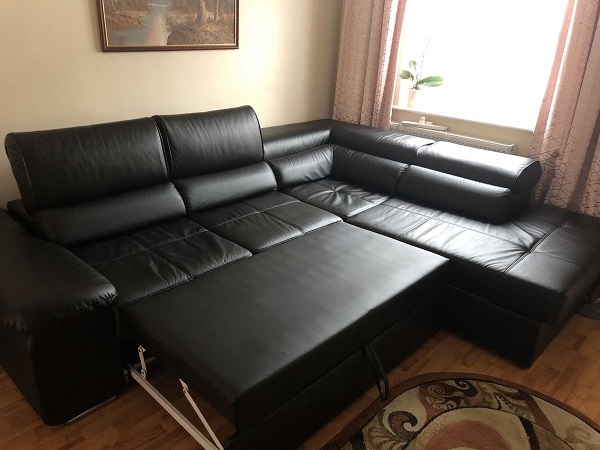 Da bọc đen bóng không chỉ giúp cho bộ sofa trông sang trọng hơn mà còn giữ được độ sạch dễ dàng. Đồng thời, chất liệu da khó bám bẩn, dễ làm sạch giúp bộ sofa góc giường luôn đẹp như mới