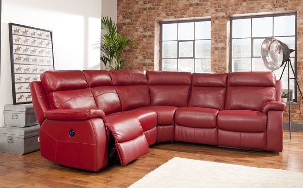 Mẫu sofa góc màu đỏ này đem đến sự êm ái, thoải mái bởi những tính năng vô cùng thông minh, hiện đại