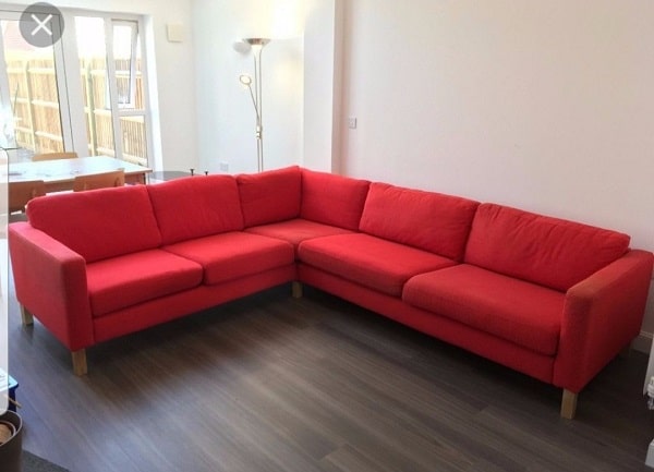 Mẫu sofa góc màu đỏ tươi này phù hợp với không gian phòng trẻ trung, tươi sáng