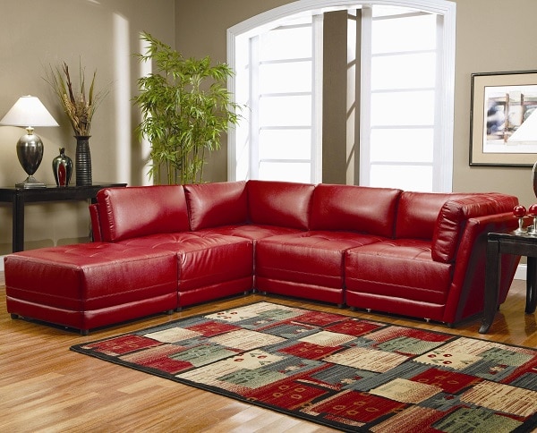 Mẫu sofa góc màu đỏ phù hợp với không gian phòng hiện đại, trẻ trung phù hợp với các hộ gia đình trẻ