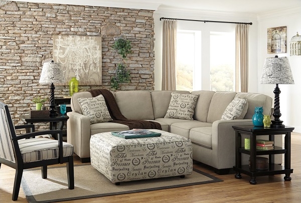 Hình dáng chữ V của sofa góc cùng những chiếc gối tựa quây tròn giúp căn phòng khách nhỏ giàu tính thẩm mỹ hơn và buổi nói chuyện càng thêm gần gũi, thoải mái