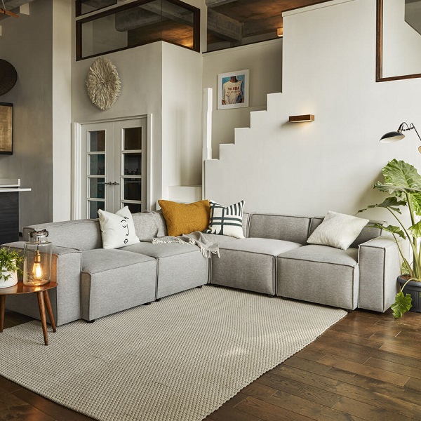 Mỗi mô đun ghế sofa là sự kết hợp hoàn hảo giữa đệm mút êm mềm, dày dặn, vải bố bọc phẳng phiu, chắc chắn, màu xám nhạt nền nã vừa có tính thẩm mỹ cao vừa mang lại cảm giác thoải mái cho người dùng