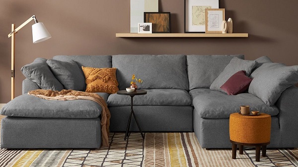 Lớp vải bố dày dặn, dễ vệ sinh cùng tông màu xám khó lộ vết bẩn giúp mẫu sofa góc chữ U này luôn mới trong mắt người nhìn