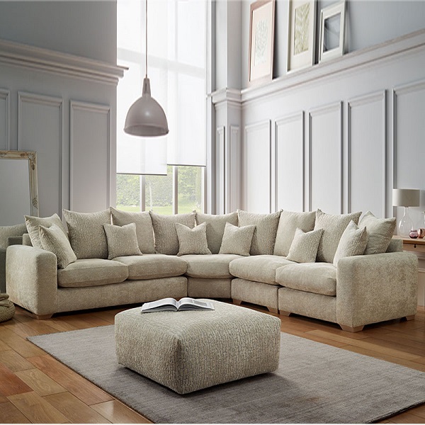 Với thiết kế góc vừa khít căn phòng khách, mẫu ghế sofa góc vải bố này giúp gia chủ tiết kiệm diện tích khá nhiều mà chẳng lo trẻ em chơi đùa, va chạm vào vị trí góc