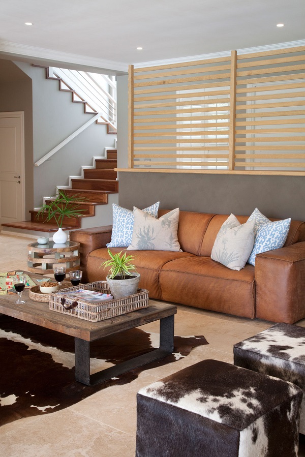 Bạn có thể kết hợp sofa da trơn với những họa tiết cá tính để tạo nên sức hút ấn tượng cho không gian. 