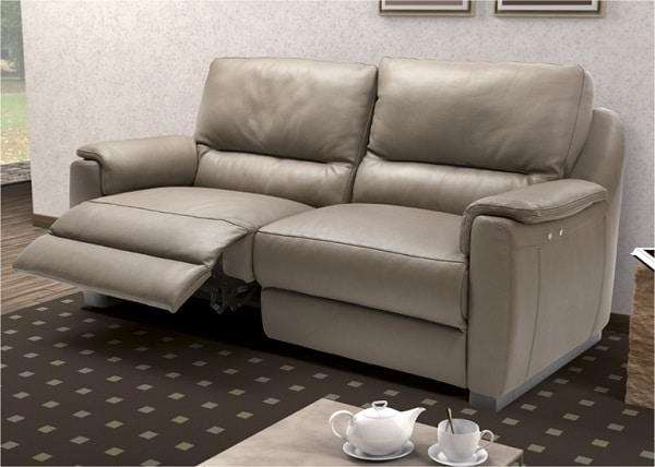 Sofa văng gam màu sáng giúp căn phòng của bạn trở nên rộng và sang trọng hơn