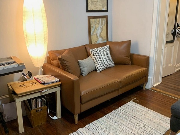 Kết hợp sofa văng da và các sản phẩm nội thất khác: đèn ngủ, bàn cà phê giúp bạn tạo ra một không gian nghỉ ngơi cực “chill”.