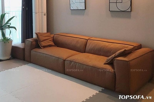 Mẫu sofa văng 2m màu nâu với đường may tinh tế và thiết kế đơn giản hoàn toàn phù hợp cho những phòng khách nhỏ.