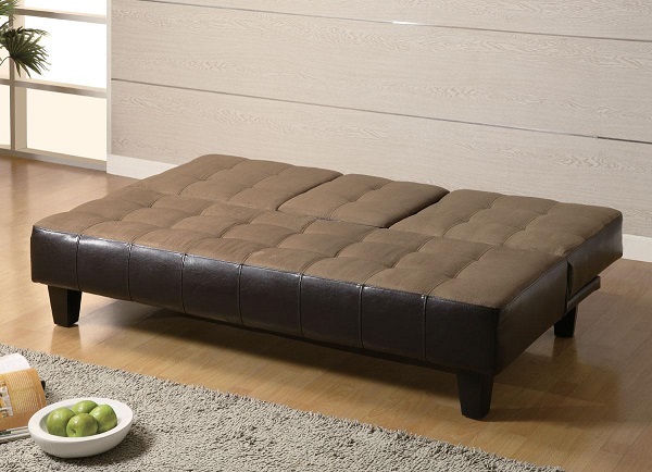 Không chỉ có phần lưng ghế linh hoạt, mẫu sofa giường nâu đen này còn được thiết kế ô vuông với những điểm nhấn sâu giúp mang lại cảm giác thoải mái cho người dùng