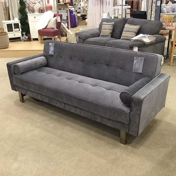 Với thiết kế trải dài, bọc lớp vải nhung lông chuột êm ái, mượt mà, mẫu sofa giường này không chỉ là chỗ ngồi mà còn là chỗ nằm nghỉ lý tưởng cho gia chủ