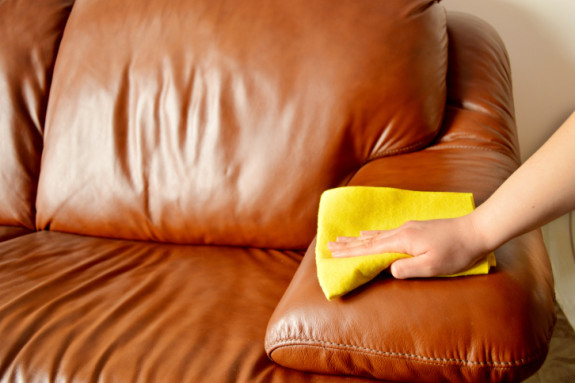 Sử dụng khăn mềm ẩm thay cho các loại khăn khô, ráp để lau chùi bề mặt sofa da. 