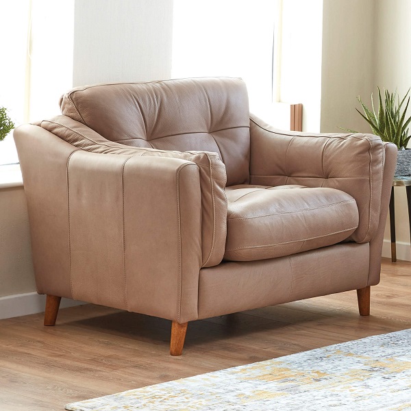 Sofa da đơn màu hồng vỏ đỗ là điểm nhấn nổi bật, tạo nên vẻ đẹp tinh tế đầy cuốn hút cho căn phòng. 