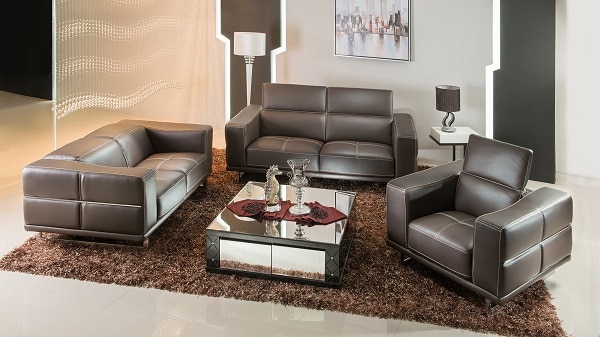 Nếu bạn đang tìm kiếm sự sang trọng, quý phái thì bộ sofa da mini màu đen này là những gì bạn cần