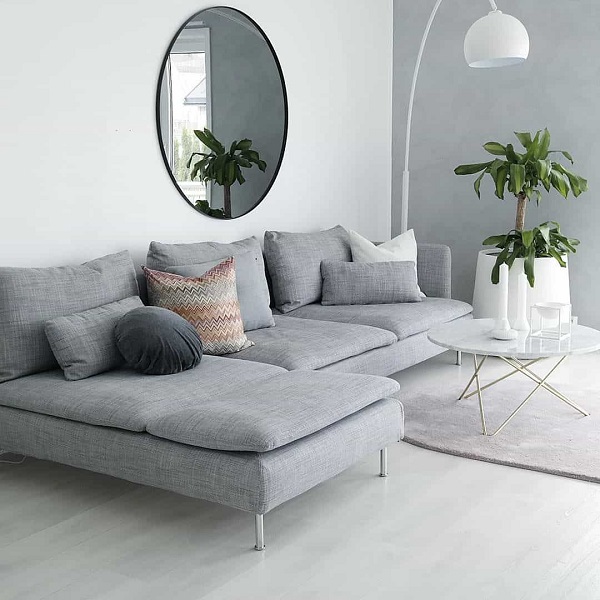 Phần góc sofa không có tay vịn để tạo cảm giác không gian không bị giới hạn và người dùng cũng thoải mái di chuyển hơn