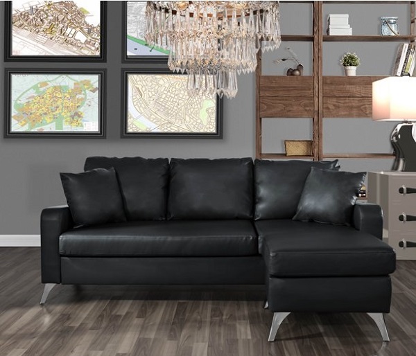 Chân mạ crôm sáng bóng và thiết kế hơi choãi ra tăng thêm sự sang trọng, cao cấp và vững chắc cho sofa góc nhỏ gọn da màu đen