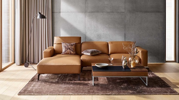 Chân nâng kim loại sơn đen thiết kế hơi choãi ra tạo thêm sự vững chắc cho sofa góc nhỏ gọn mà cũng hết sức sang trọng, sạch sẽ