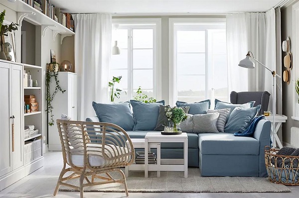 Thiết kế sát sàn kết hợp hai lớp đệm dày và sắc xanh ghi nhã nhặn giúp mẫu sofa góc nhỏ gọn này có thể mang đến chỗ nghỉ ngơi, thư giãn thoải mái cho người ngồi