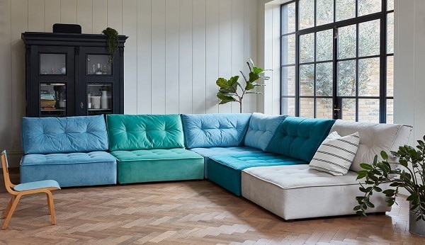 Mỗi phần ghế sofa góc tay trứng đều được thiết kế đệm dày êm ái, nhấn chấm tinh tế, chân nâng thấp chắc chắn, lưng hơi ngả về sau nhằm mang đến cảm giác thoải mái, dễ chịu nhất cho người dùng