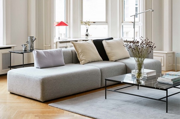 Để chiếc sofa góc tay trứng này thêm nổi bật mà không đánh mất sự hài hòa, bạn có thể kết hợp với một vài chiếc gối tựa màu be, xám nhạt và đen