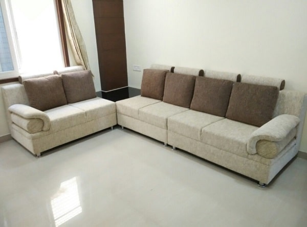 Phần đầu lưng ghế và tay vịn của sofa góc tay cứng đều thiết kế uốn cong tạo vẻ đẹp mềm mại, duyên dáng và giúp người dùng cảm thấy thoải mái hơn