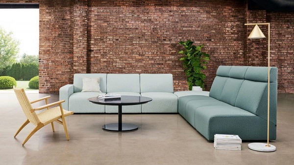 Không chỉ sở hữu thiết kế tay trứng linh hoạt, mẫu sofa góc văn phòng này còn mang đến vẻ đẹp hài hòa, tươi mát nhờ sắc xanh dịu nhẹ. 