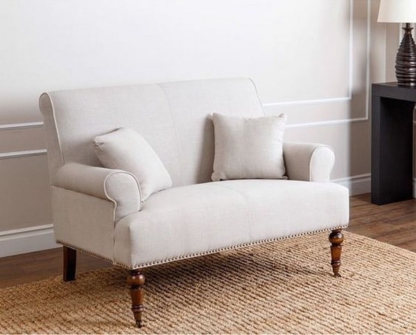 Chân gỗ cao, tiện tròn cầu kỳ nâng cao bề mặt đệm, gia tăng vẻ đẹp cho sofa văng 1m2 và giúp người dùng dễ vệ sinh gầm ghế hơn