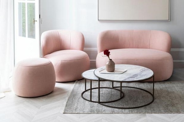 Chiếc ghế sofa văng 1m2 màu hồng pastel xinh xinh, dễ thương với phần đệm dày dặn là chỗ ngồi êm ái, lý tưởng điểm tô cho quán thêm đẹp