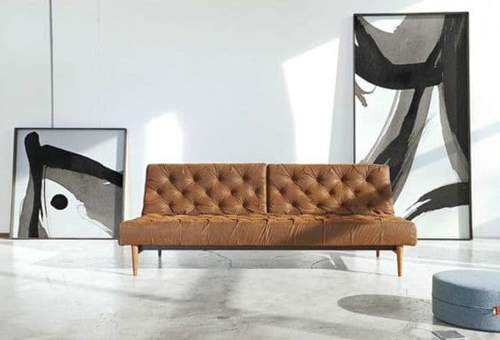 Sofa văng được thiết kế đầy phá cách với những đường nét, họa tiết nổi bật. 