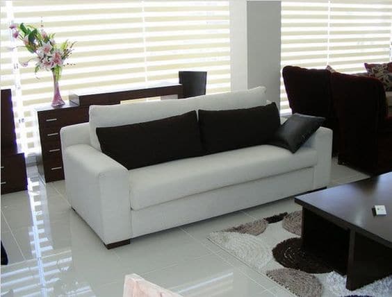 Kết hợp mẫu sofa văng đơn 2 chỗ với nội thất gỗ mang lại căn phòng tối giản mà sang trọng. 