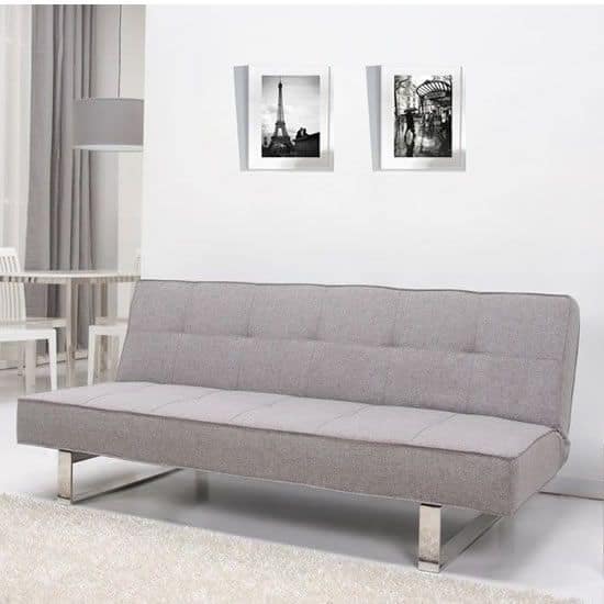 Sofa như một chiếc giường mini giúp bạn có những khoảng thời gian ngả lưng nghỉ ngơi thư giãn. 