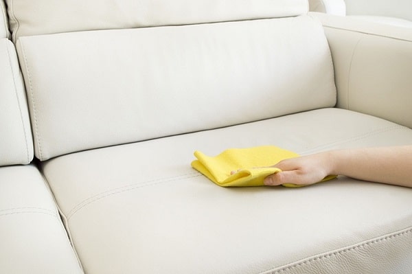 Bạn có thể sử dụng khăn mềm và nước lạnh để xử lý các vết mực mới. 