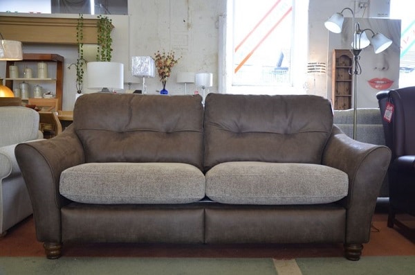 Sofa văng được làm từ da lộn mềm mịn, độ đàn hồi cao mang lại cảm giác êm ái cho khách hàng khi sử dụng. 