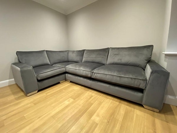 Sofa góc da lộn Bắc Âu có thiết kế đơn giản nhưng không kém phần hiện đại với màu ghi đậm sang trọng, tinh tế