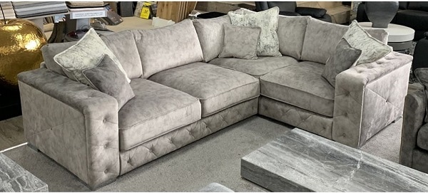 Sofa góc da lộn gây ấn tượng với màu kem sữa kết hợp màu đen sang trọng. Thiết kế đơn giản với kiểu dáng chữ L nhỏ gọn, giúp tiết kiệm tối đa không gian