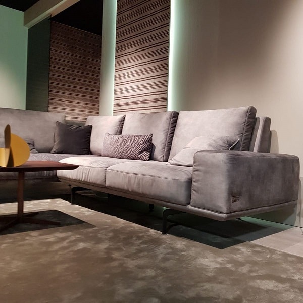 Mẫu sofa da lộn có thiết kế khung sắt vững chắc, chân ghế có độ cao vừa phải giúp bạn dễ dàng vệ sinh và di chuyển. Lưng tựa có độ ngả vừa phải và đệm ngồi được làm từ đệm mút dày bọc da lộn mềm mịn mang lại cảm giác thư giãn cho bạn khi sử dụng