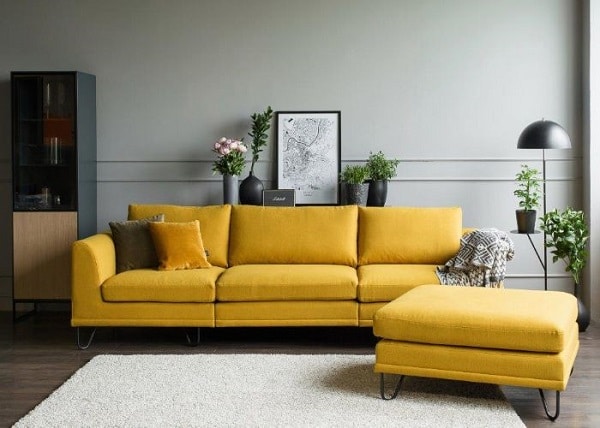 Sofa da lộn đa dạng cả về kiểu dáng và màu sắc. Mẫu sofa trên gây ấn tượng với màu vàng chanh tươi sáng, chân ghế được làm từ kim loại độc đáo, vững chắc. 