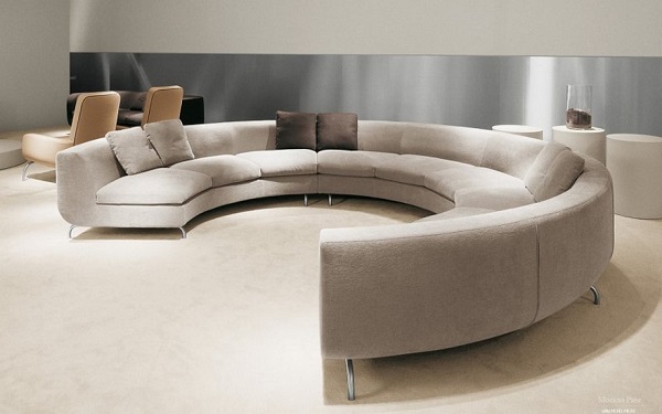 Sofa góc tròn mang lại vẻ đẹp mềm mại, độc đáo. 