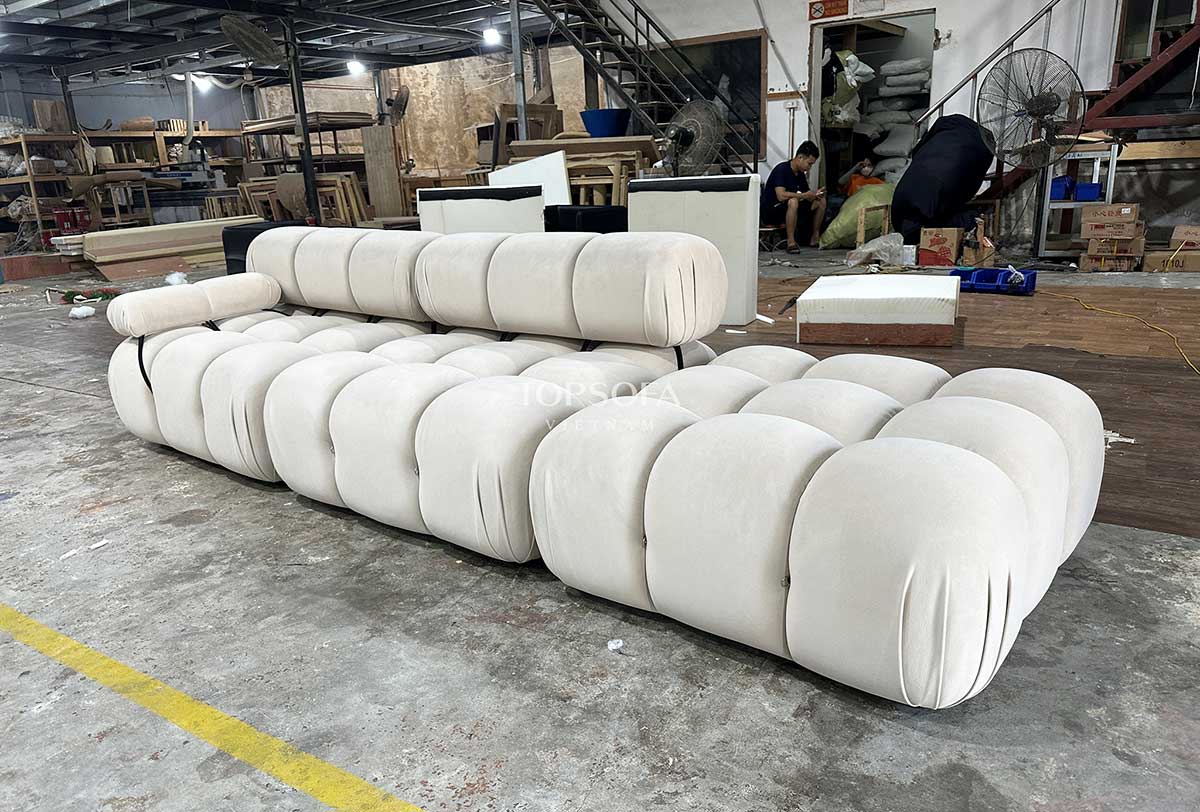 Sofa văng nhung sở hữu thiết kế tinh tế, màu sắc bắt mắt là một trong những sản phẩm được ưa chuộng nhất hiện nay.