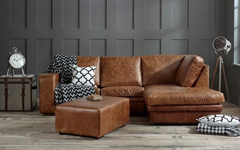 Với lớp da bọc màu nâu vân, mẫu sofa này có khả năng che vết bẩn cực tốt và luôn mang vẻ đẹp tự nhiên đầy ấn tượng. Hơn nữa, thiết kế góc L còn giúp sofa che khuyết điểm nơi góc tường dễ dàng