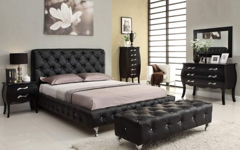 Khi kết hợp sofa văng da đen không tựa với một chiếc giường cùng kiểu, căn phòng ngủ của bạn sẽ sang trọng, ấn tượng gấp bội phần. Đặc biệt, chiếc ghế sofa này vừa có thể làm ghế ngồi, ngả lưng thư giãn, giải trí vừa có thể làm bàn trà uống nước.