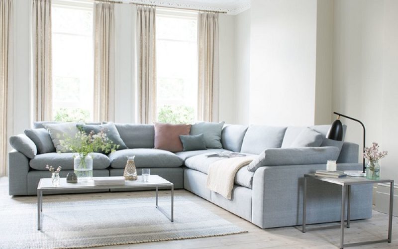 Thiết kế không chân giúp người sử dụng tránh va chạm vào chân ghế khi đi lại hay dọn dẹp nhà, ngoài ra còn dễ chi chuyển và sắp xếp nếu muốn thay đổi vị trí của các đồ nội thất trong nhà.